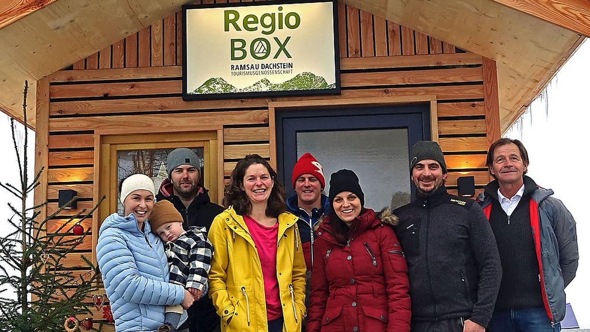 Junge Ramsauerinnen und Ramsauer bieten ihre Produkte in der RegioBox an