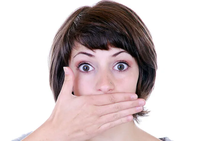 Der Traum geht auf die reale Kindheitserinnerung zurück, die Zähne zu verlieren. Diese Träume beziehen sich auf kritische Situationen, wo wir befürchten, geschwächt oder impotent zu sein, unseren "Biss" verloren zu haben. Mit dem Aufwachen geht dann eine große Erleichterung einher.