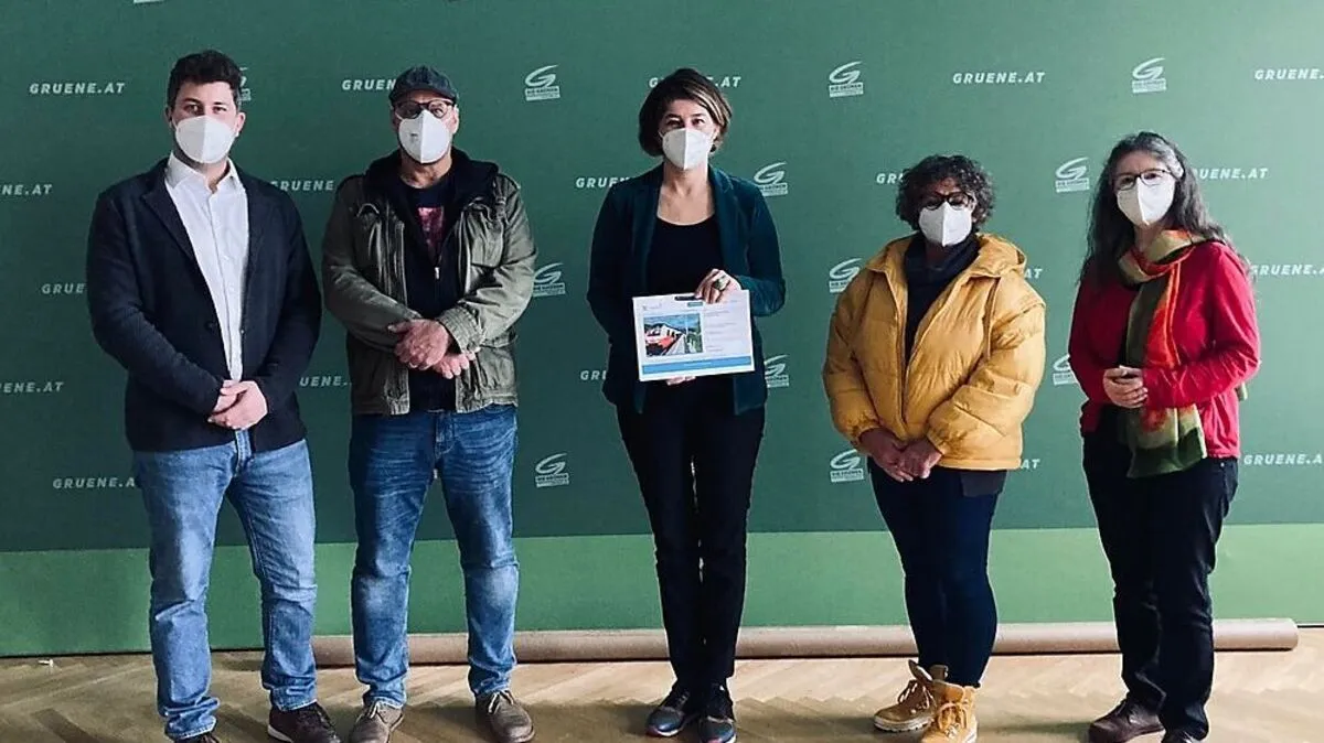 Die mehr als 2000 Unterschriften wurden an die Grünen übergeben