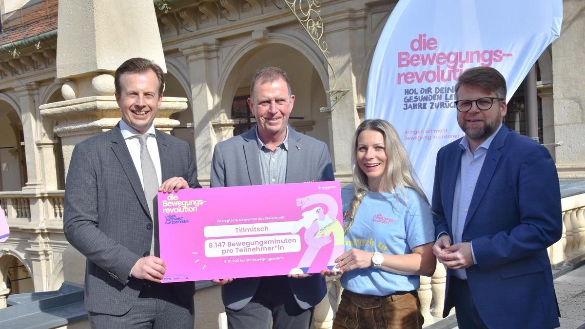 Im Februar zeichneten Landesrat Karlheinz Kornhäusl (l.) und SP-Klubobmann Johannes Schwarz (r.) die Gemeinde Tillmitsch um Bürgermeister Walter Novak und Bewegungsrevoluzza Jenny Vollmann mit dem Titel „Bewegteste Gemeinde der Steiermark“ aus