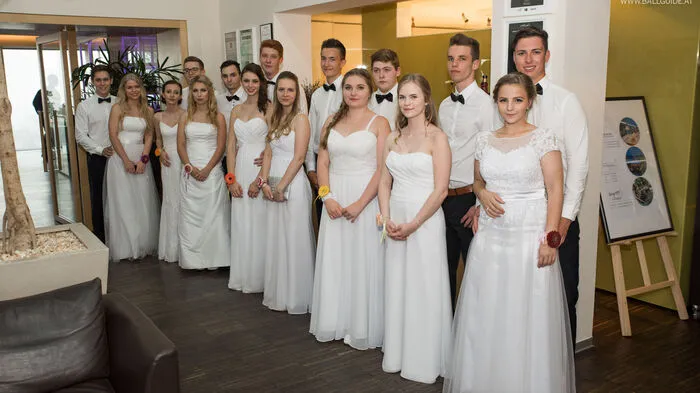Unter dem Motto Woodstock – fünf Jahre auf dem Holzweg, luden die Maturanten der HTBLVA Ortwein Kunst am Samstag, dem 2. Juli, zum Maturaball, der sich trotz anfänglich strömenden Regens zu einem waren Sommernachtstraum entwickelte.