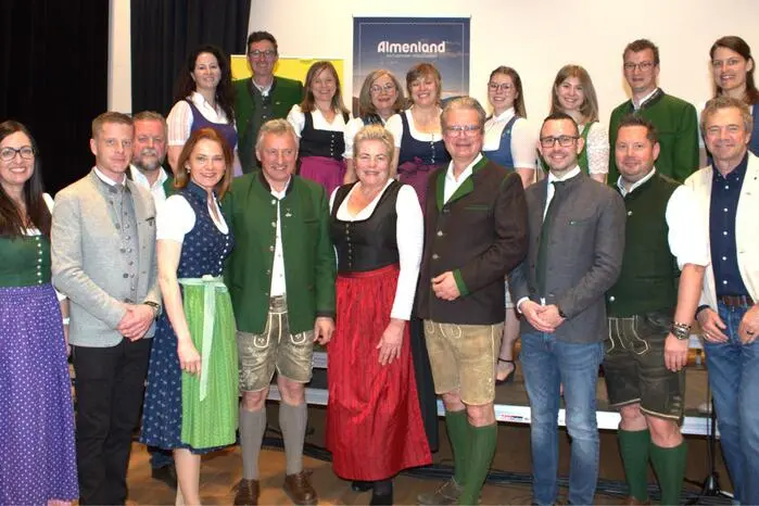 Feier 20 Jahre Almenland in Passail: Ein Gruppenfoto mit den Ehrengästen