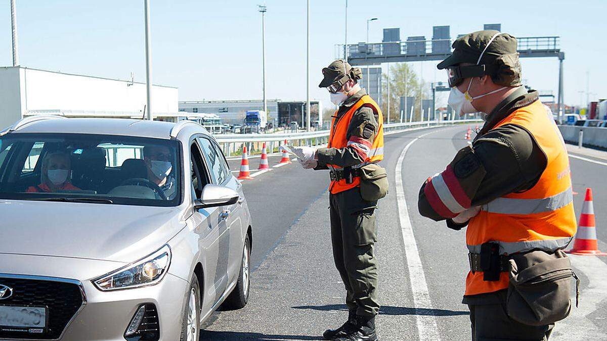 Soldaten am Grenzübergang Nickelsdorf