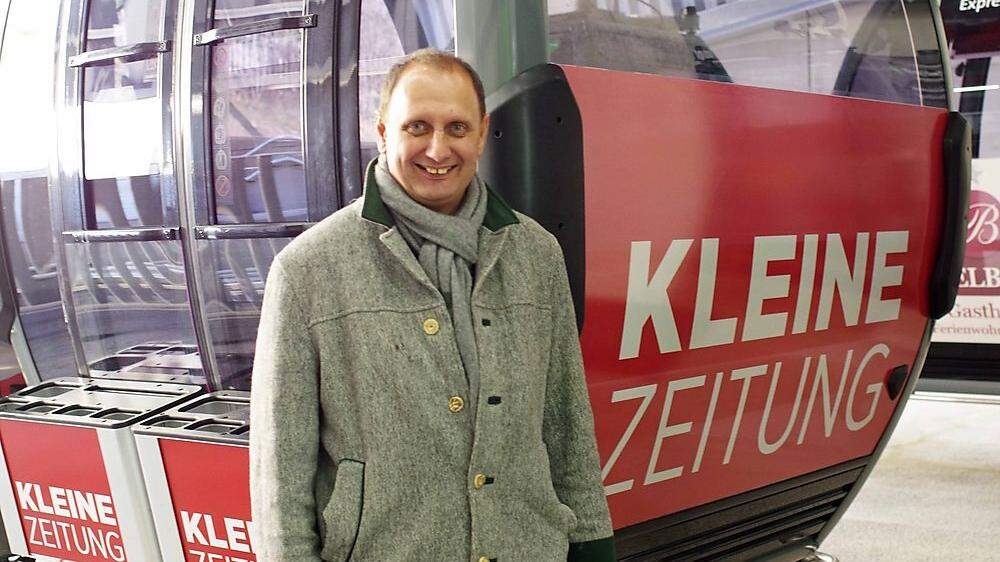 Bergbahnen-Geschäftsführer Johann Kleinhofer vor der „Kleine Zeitung“-Gondel 