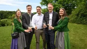 Der neue Chef Anton Hirschmugl junior (Mitte) und sein Kellermeister Alexander Scherübl (2. v. r.) stießen mit Weinbaudirektor Martin Palz und den Weinhoheiten Magdalena (l.) und Antonia (r.) an