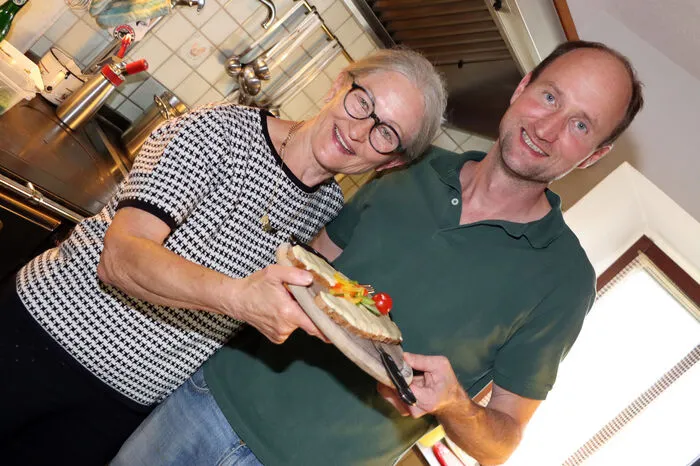 4. Station Hecher Jausenstation Hecher – Lammsuppe, Fleischnudel, Bier, Most &amp; SäfteTheo’s Essig – Essig und ApfelsaftSchreierhof – Familie Rauter – Kartoffeln, Bio-ÖleCarginthia – Gin ProdukteKrametterhof – Familie Haslauer - Kräutersalz, Kräutertee’s, Fruchtaufstriche, Räuchermischungen.