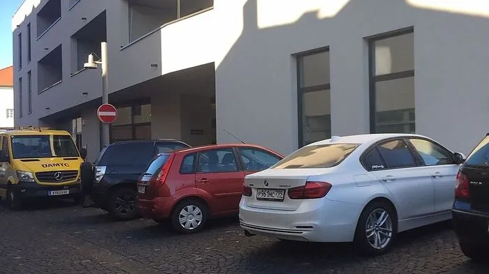 Rathausplatz: Wer ist zuständig für die Überwachung des ruhenden Verkehrs?