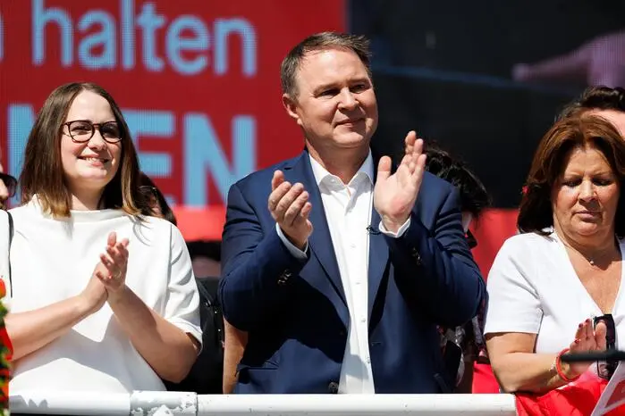 v.l. SPÖ-Frauenvorsitzende Marina Hanke, Vizekanzler Andreas Babler (SPÖ) und AK-Präsidentin Renate Anderl (SPÖ) 
