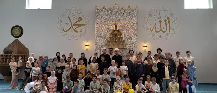 Viele Kinder und einige Erwachsene in der Moschee