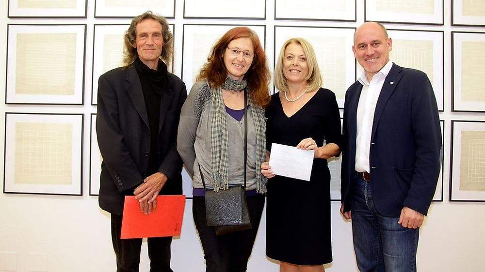 Renate Krammer (2. von links) stellt als letzte Künstlerin in der Galerie 44QM aus