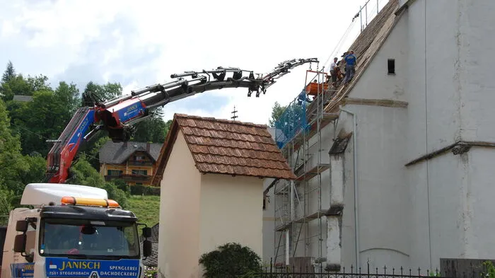 Nach 90 Jahren muss das Eternitdach der Pfarrkirche Geistthal ersetzt werden.