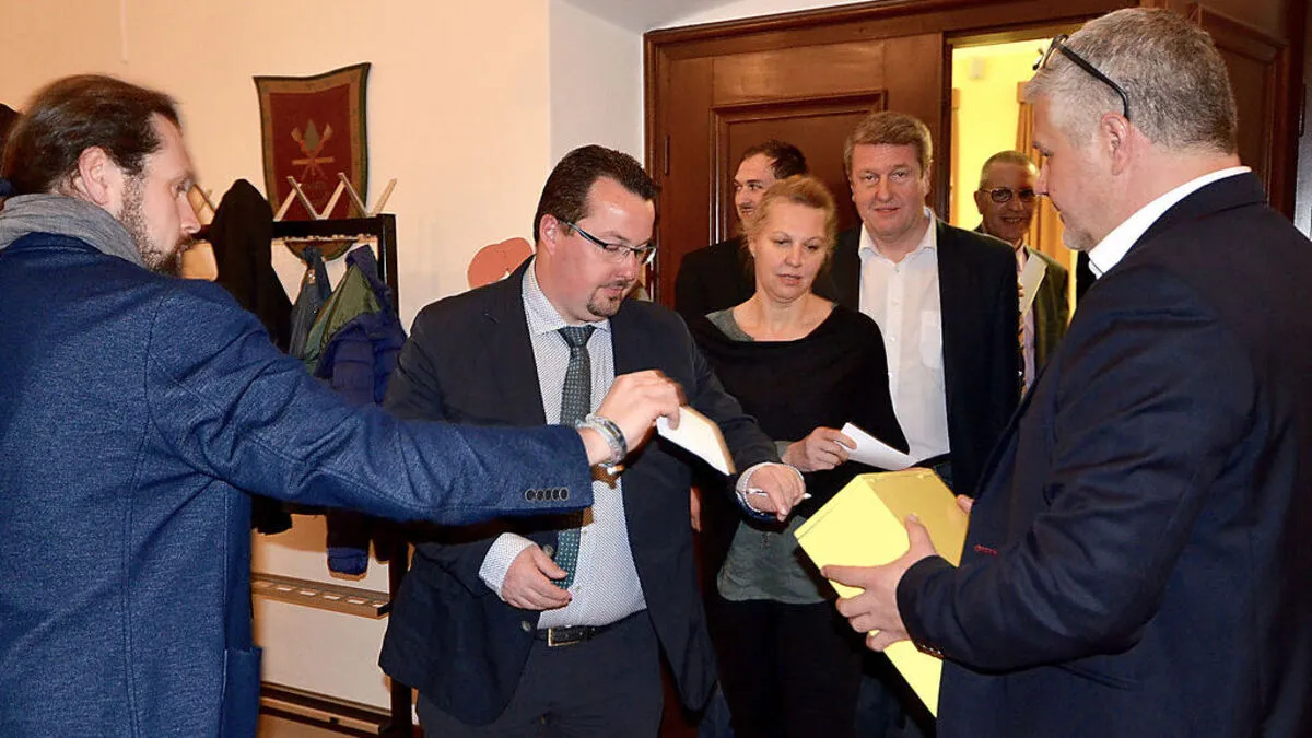 Abgestimmt wurde im Rathaus geheim mittels Wahlurne