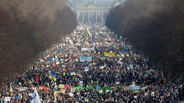 Die Polizei sprach etwa eine Stunde nach Beginn der Demonstration von einer Teilnehmerzahl bisher im unteren sechsstelligen Bereich.
