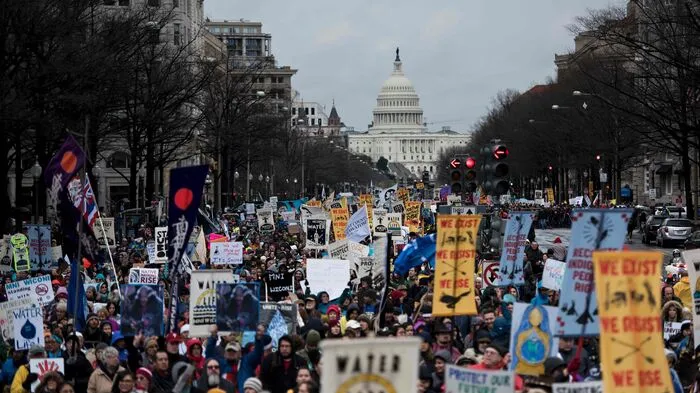 Ureinwohner haben in Washington gegen eine Ölpipeline protestiert, deren Weiterbau von US-Präsident Donald Trump angeordnet worden ist.