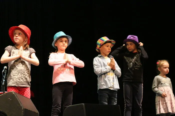 ... hier wurde zu Beginn gleich Kinderyoga mit den vielen kleinen Fans gemacht...