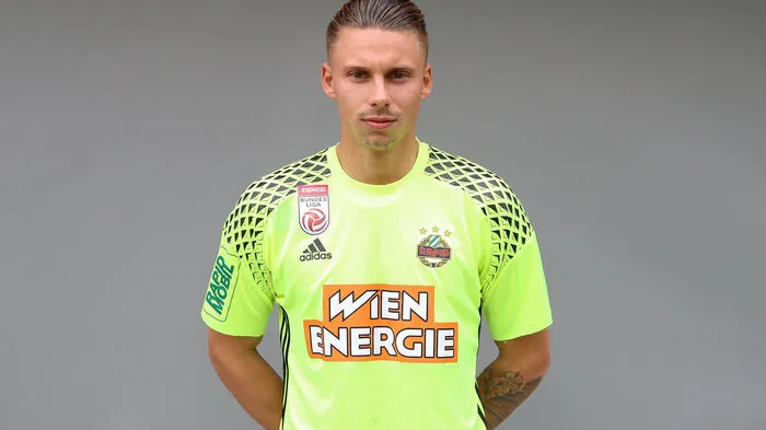 Tobias Knoflach, geboren am 30. Dezember 1993 Verein als Profi: Rapid Spiele für Rapid (vor der Saison): 21