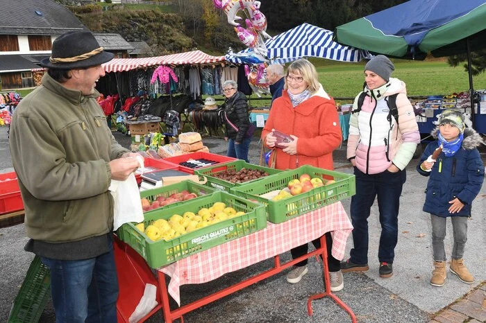Und am Markt wurde fleißig eingekauft. Bitte klicken Sie sich durch die Fotos...
