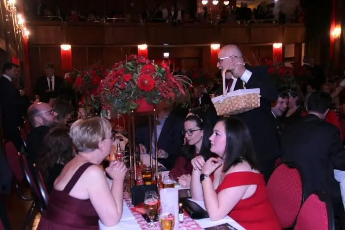 Und die vielen, vielen festlich gekleideten Gäste aus Nah und Fern erlebten eine berauschende Ballnacht. 