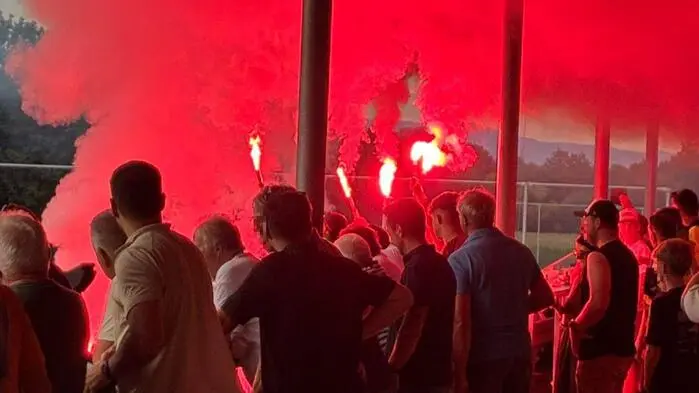 Sieben Fans der algerischen Fußballmannschaft stifteten auf der Tribüne Unruhe und entzündeten Bengalos, bevor es zu Handgreiflichkeiten mit Ordnern kam