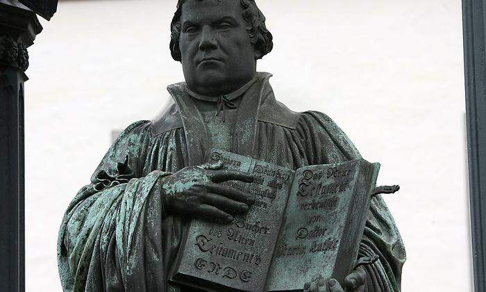 Martin Luther als Bronze-Denkmal auf dem Markt in Wittenberg