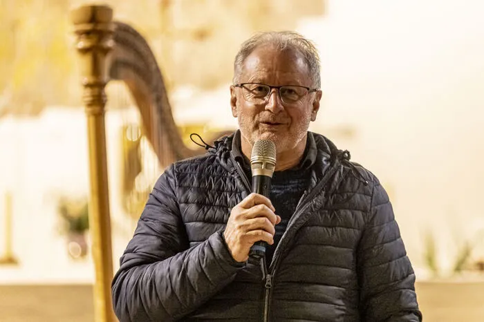 Stadtpfarrer Ernst Windbichler sprach zu den zahlreichen Konzertgästen