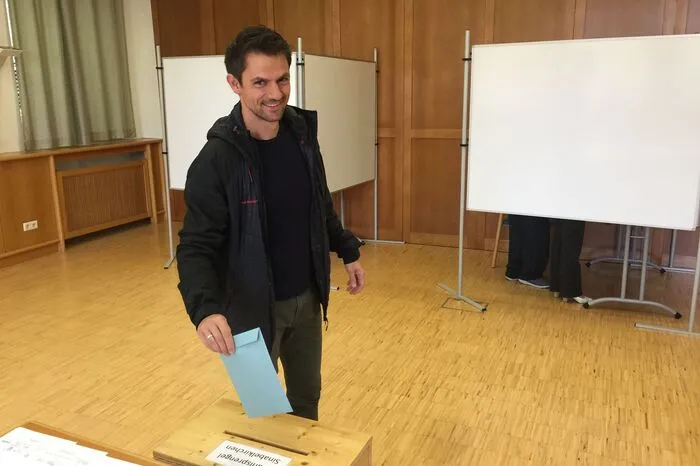 Der steirische Spitzenkandidat der Grünen, der 34jährige Klimaforscher Jakob Schwarz, hat in seiner Heimatgemeinde Sinabelkirchen gewählt.