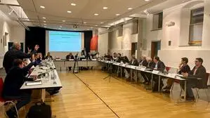 Blick in die Gemeinderatssitzung in Stainz | Bei der entscheidenden Abstimmung sprachen sich FPÖ und ÖVP für die Einstellung des Fahrbetriebs aus