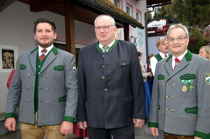 In der voll besetzten Halle des Rüsthauses konnten Obmann Stefan Jahrer (links) und Kapellmeister Rudolf Schriebl (rechts) auch Bürgermeister Johann Schmid, dessen Stellvertreter Markus Prettenthaler (Mitte), Alt-Bürgermeister Gottfried Preßler, Diakon August Gößler sowie von Seiten des Blasmusikverbandes Bezirksobmann Johann Edler und Bezirkskapellmeister Andres Angerer begrüßen.
