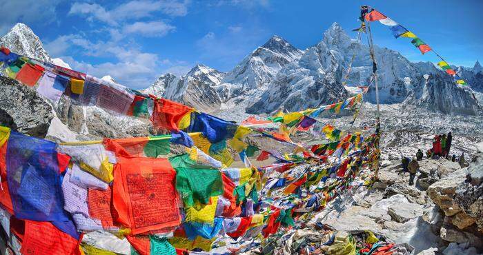 Blick auf den Mount Everest und den Nuptse mit buddhistischen Gebetsfahnen.
