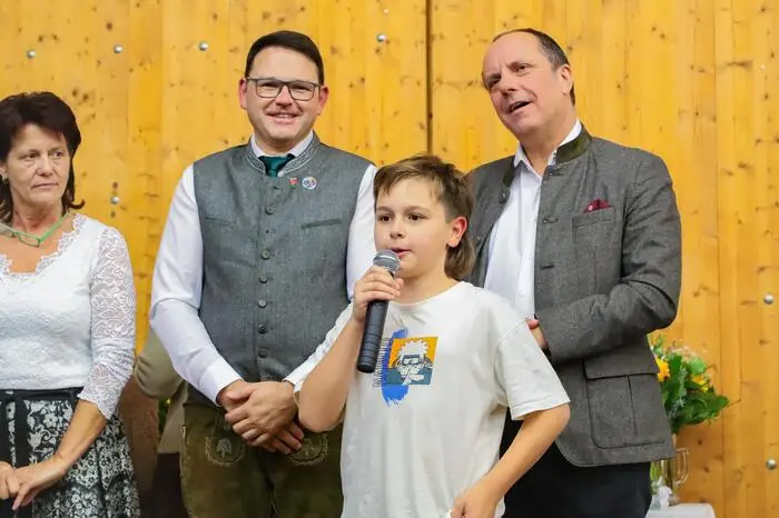 Anschließend verlas Bürgermeister Franz Nöhrer das Versprechen des Kindergemeinderates 2.0. Er empfing jedes Kind einzeln mit einem Handschlag und den Worten „Ich verspreche“. 
