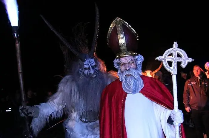 Auch Nikoläuse und Engel waren dabei, sie verteilten Süßigkeiten an die Kinder.
