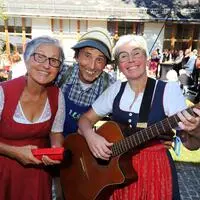 Am Foto von links: Anni Wedenig, Achim Auer als „Louis aus Südtirol“ & Gisela Gsodam.