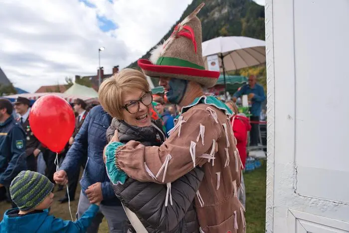 Besonders die Besucherinnen mussten sich vor ihm in Acht nehmen. Beim sogenannten „Abhalsen“ verteilte der Maxlauner die Farbe von seinen Wangen – und der Überlieferung nach auch eine Portion Glück.