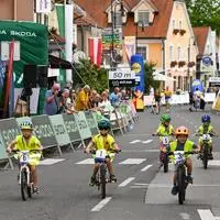 Der Nachwuchs durfte schon vor den Profis durchs Ziel fahren