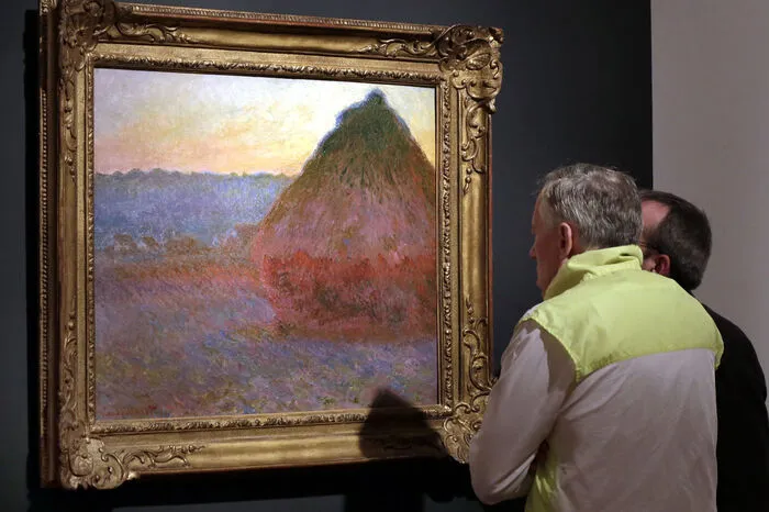 Ein Gemälde des französischen Impressionisten Claude Monet erzielte bei einer Auktion in New York 75,7 Millionen Euro. Für einen Monet ist das ein neuer Rekord, wie das Auktionshaus Christie's mitteilte. Christie's hatte den Wert des Bildes "Meule", das einen Heuschober zeigt, auf 45 Millionen Dollar geschätzt. Ersteigert wurde das Ölbild "Meule" von einem anonymen Bieter am Telefon. Es ist Teil einer Serie von Heuschober-Bildern Monets aus den Jahren 1890 und 1891 in Giverny in der Normandie, die unter anderem im Musee d'Orsay in Paris, im Art Institute in Chicago und im Metropolitan Museum in New York hängen. Das versteigerte Gemälde war eines der wenigen aus der Serie, die sich in Privathand befinden.