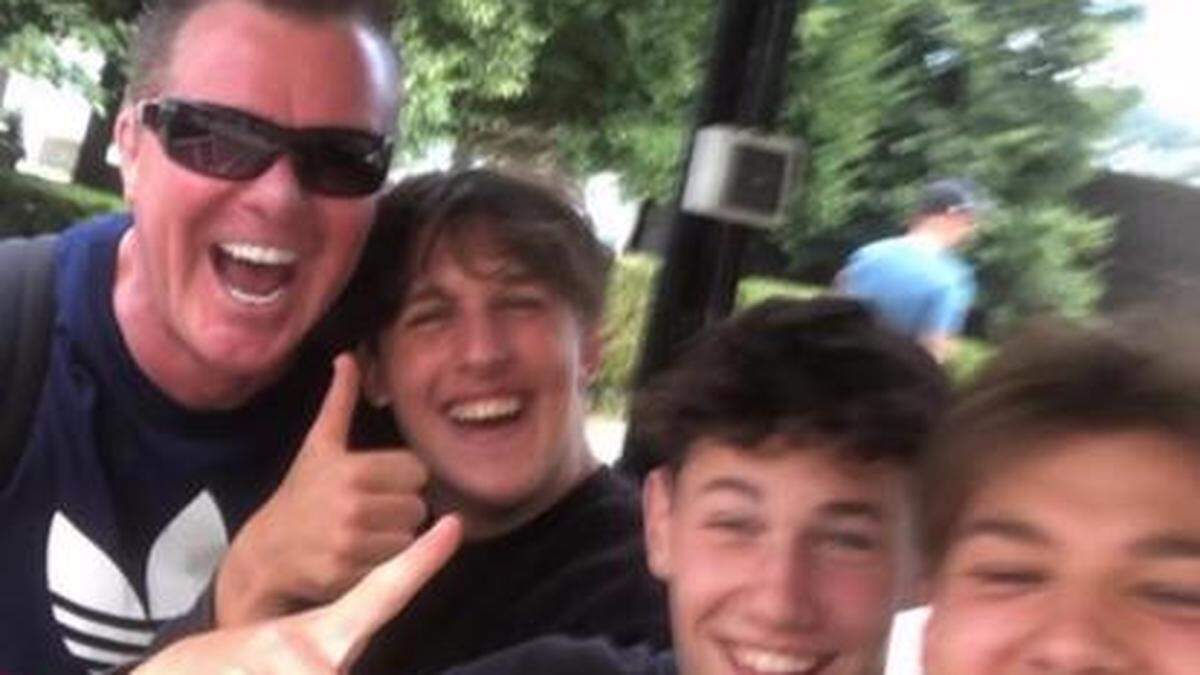 Prinz Marcus von Anhalt mit jungen Fans