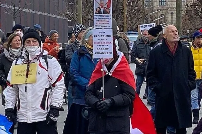 Dass Kurz weg ist, ist den Demonstranten nicht genug, ihrer Ansicht nach sollte die gesamte Regierung abdanken