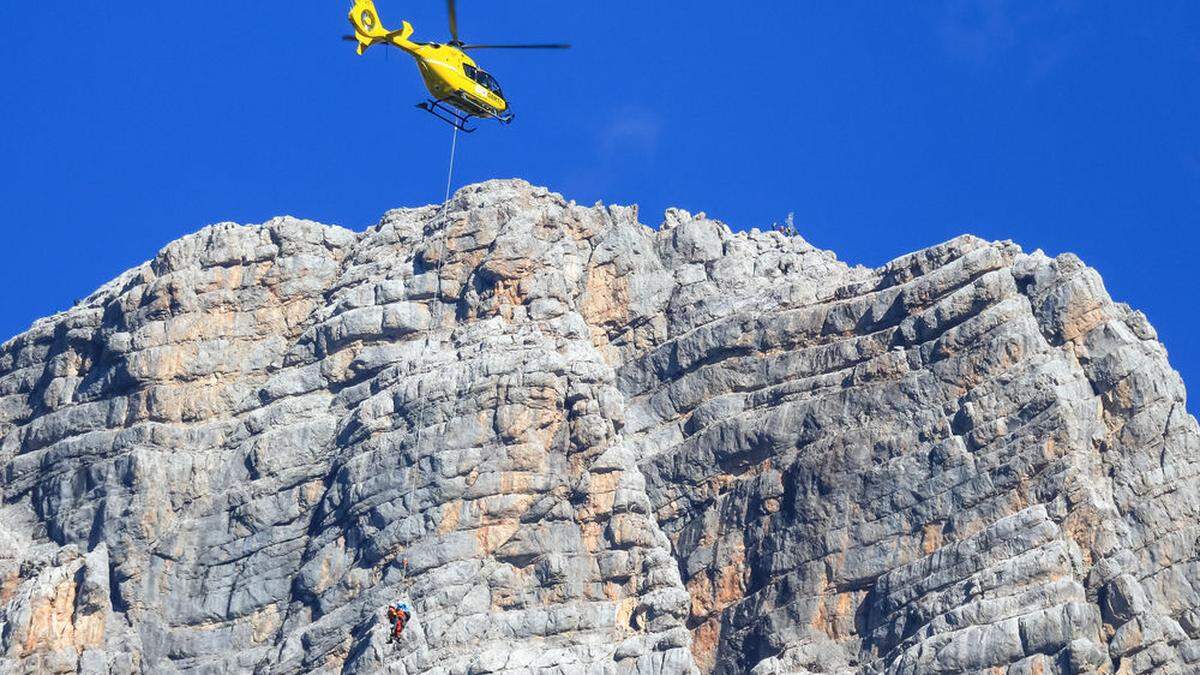 Der verunglückte Kletterer wurde mittels Taubergung aus der Dachstein-Südwand geborgen (Symbolbild)