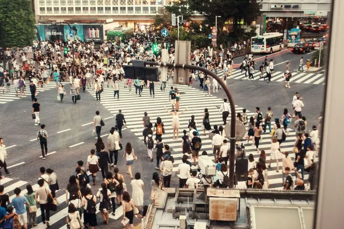 Hunderte menschen auf einer Kreuzung - dieses Bild entstand in Shibuya.