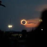 Auch die Besucher des Arenal-Strands in Mallorca ließen sich die Sonnenfinsternis nicht entgehen