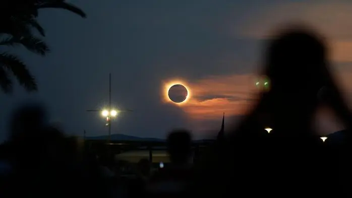 Auch die Besucher des Arenal-Strands in Mallorca ließen sich die Sonnenfinsternis nicht entgehen