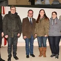 Dechant Clemens Grill, Fritz Köck, Josef Orasche, Sandra Rößler, Christina Orasche und Bürgermeister Andreas Kühberger (v. l.)