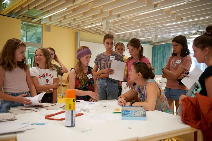 Mehr als 120 Eltern und Kinder fanden sich am Nachmittag zu den Abschlusspräsentationen im Campus Lienz UMIT Tirol ein.