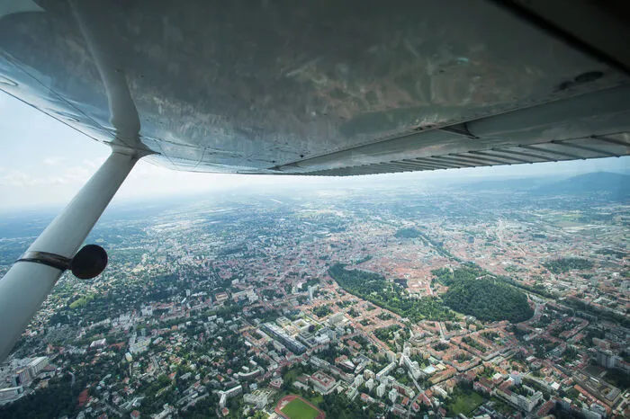 Abflug über den Dächern von Graz.