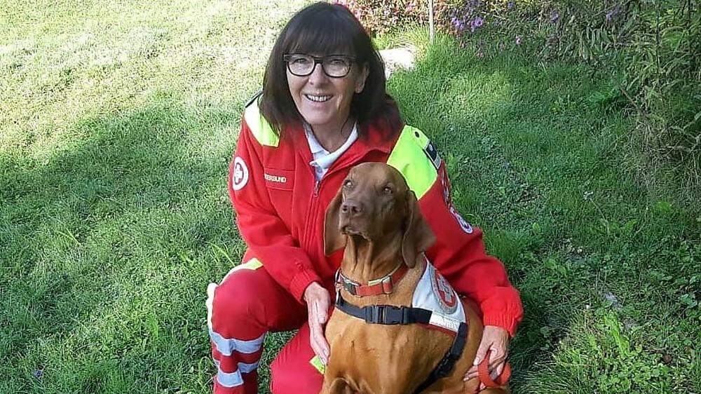 Die Veldenerin Edith Nessmann, hier mit Hund „Dario“, ist ehrenamtliche Mitarbeiterin beim Samariterbund