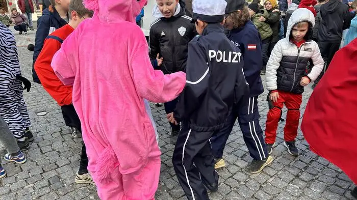 Den Startschuss für die große Faschingsparty in der Hartberger Innenstadt gaben die Volksschülerinnen und Volksschüler. 