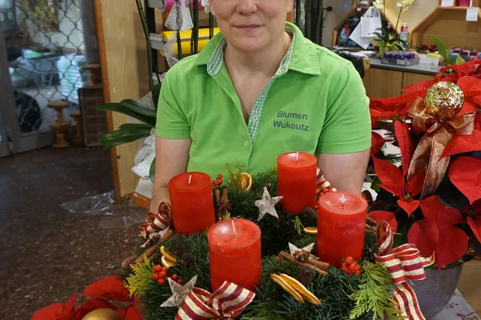 Adventkränze können bei Blumen Wukoutz in der Pischeldorfer Straße 192 zu den gewohnten Öffnungszeiten von Montag bis einschließlich Sonntag gekauft werden. „Wir sind eine landwirtschaftliche Gärtnerei und dürfen daher weiterhin geöffnet haben“, erklärt Eva-Maria Wukoutz. Nach Wunsch werden die Adventkränze aber auch nach Hause geliefert. Telefon: (0463) 43 407. 