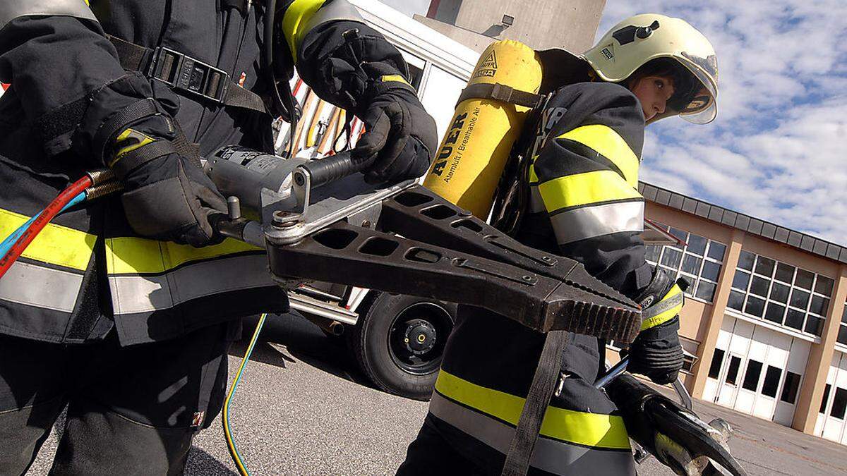 Mittels Bergeschere wurde Unfallopfer aus Wrack geschnitten