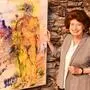 Ein großes Bild in der Ausstellung in Murau mit Gerlinde Gschwendtner bei der Ausstellungseröffnung