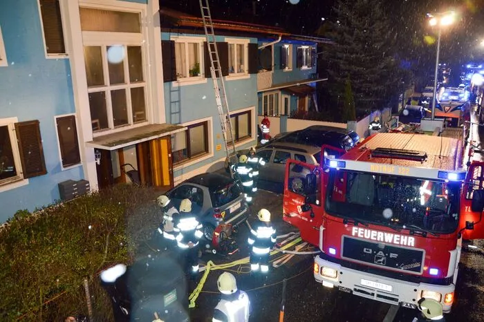 Zehn Mieter aus den Obergeschoßen wurden vom Vermieter alarmiert und konnten das Haus rechtzeitig verlassen. Sie wurden von Notarzt und Sanitätern versorgt. 